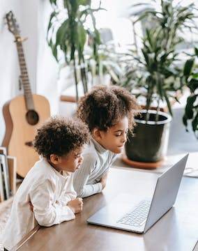 kids-with-laptop